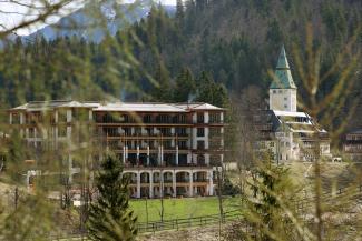 picture-alliance/dpa Rechts Schloss Elmau, in dem der G7-Gipfel stattfindet, links der Neubau, in dem die Staatsgäste untergebracht werden.