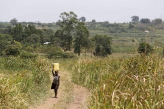 Mädchen in Uganda holt Wasser.