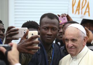 Bianchi/picture-alliance/AP Images Ohne Einwanderung würde die Bevölkerung Italiens schrumpfen: Papst Franziskus besucht ein regionales Migrationszentrum in Bologna im Jahr 2017.
