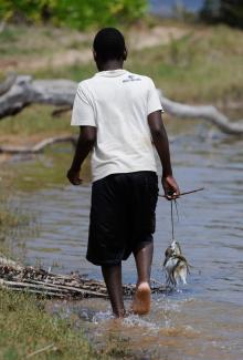 picture-alliance/dpa In Chigozie Obiomas Roman „Der dunkle Fluss“ wurde Ben und seinen Brüdern das Fischen zum Verhängnis.