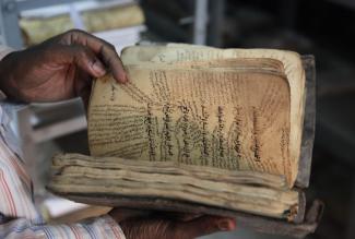 Zahlreiche Manuskripte konnten vor der Zerstörung durch Islamisten gerettet werden. Nun setzen ihnen nach Aussagen von Gelehrten schlechte Lagerungsbedingungen und das Klima zu.