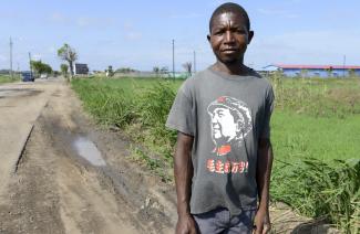Süd-Süd Kooperation bringt nicht allen etwas: Ein mosambikanischer Mann trägt ein Mao T-Shirt.