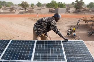 The OECD praises Germany’s commitment for climate protection in developing countries. This solar-powered battery charging station is part of a project that was funded by BMZ and implemented by GIZ.