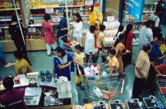 Große Ketten zerstören traditionelle Läden und Märkte: Supermarkt in Mumbai, Indien.