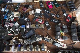 picture-alliance/dpa Eine Handy-Aufladestation: Afrikaner benutzen ihre Handys länger als 18 Monate.