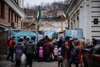 Binnenflüchtlinge erhalten Hilfsgüter im Dezember in Kiew.