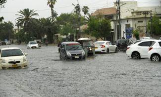picture-alliance/Photoshot Extreme weather events are becoming ever more frequent in Pakistan: flooding in Karachi in July.