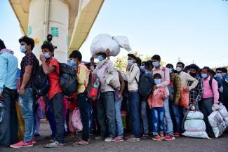 Kaum Distanz: Wanderarbeiter warten am 29. März in Neu-Delhi auf einen Bus nach Hause.