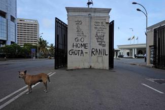 picture alliance / ASSOCIATED PRESS / Eranga Jayawardena Demonstrierende wollten weder Gotabaya Rajapaksa noch Ranil Wickremesinghe im Amt – Graffiti in Colombo Mitte Juli.