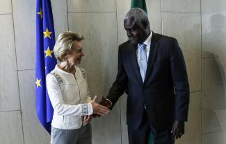 EU-Kommissionspräsidentin Ursula von der Leyen und der Vorsitzende der AU-Kommission, Moussa Faki Mahamat bei einem Treffen im Februar in Äthiopien.