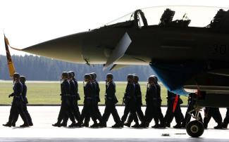 Bernd Wüstneck/dpa-Zentralbild/dpa Der Eurofighter – hier in Mecklenburg-Vorpommern – ist ein gemeinsam entwickelter Kampfjet einiger EU-Staaten, aber kein EU-Projekt.