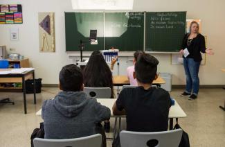 picture alliance / dpa / Wolfram Kastl Vorbereitungsklasse für geflüchtete Kinder an einer Schule in Stuttgart.