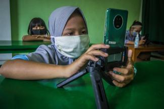 Nicht alle Kinder haben die gleichen Möglichkeiten: Online-Unterricht per Smartphone in Zentral-Java in Indonesien während der Corona-Pandemie.