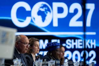 Samih Schukri (links), Außenminister von Ägypten, spricht während der Abschlusszeremonie beim UN-Klimagipfel COP27.