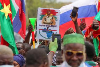 Russische Flaggen bei einer Pro-Putsch-Kundgebung in Ouagadougou Mitte Oktober.