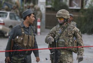 Afghanischer Polizist 2015 mit US-Soldat in Kabul.