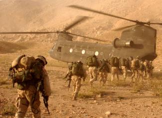 picture-alliance/Photo12/Ann Ronan Picture Library US soldiers boarding a helicopter in Afghanistan in late 2001.