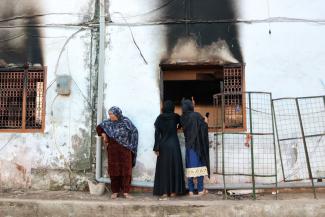 Muslimische Frauen begutachten Ende Februar die Schäden eines Brandanschlags auf eine Moschee in Mustafabad im Nordosten von Delhi.