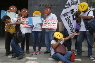 picture-alliance/AP Photo/Bullit Marquez Anti-Facebook protest in Manila in 2019.
