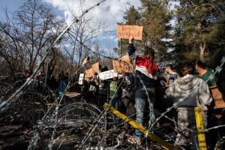 picture-alliance/abaca Desperate refugees in front of the Greek border in Edirne, Turkey.
