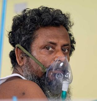 Patient in Kalkutta im Mai 2021: Als die Corona-Welle hochging, erhielt nicht jeder, der ihn gebraucht hätte, Sauerstoff.