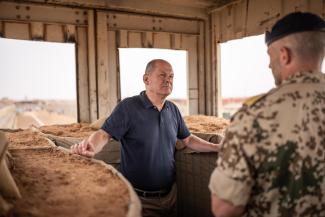 Chancellor Olaf Scholz visiting German troops in Tillia, Niger.