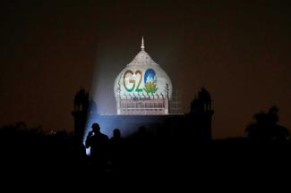 Indien wird das nächste G20-Gipfeltreffen ausrichten: feierlich beleuchtetes Denkmal in Delhi.