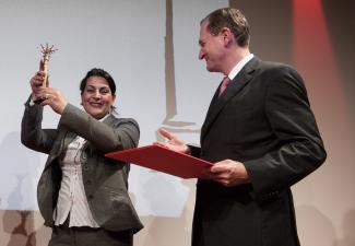 Farida Nekzad empfängt den Preis der Medienstiftung der Sparkasse Leipzig.