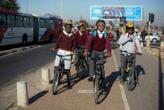 Schulkinder nutzen einen neuen Radweg in Soweto, Johannesburg.
