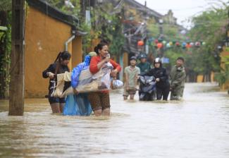 Hau Dinh/picture-alliance/AP Photo Stürme werden immer schlimmer: durch einen Taifun verursachte Flucht in Hoi An, Vietnam im November 2017.