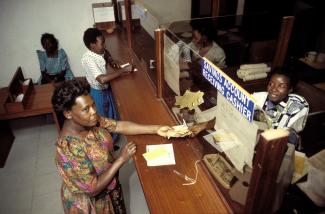 Formalisierte Transaktionen lassen sich besteuern - Bankschalter in Uganda