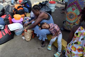 picture alliance / REUTERS | JOSE TORRES A woman from Cameroon tries to enter the US with her child at the Mexican border.