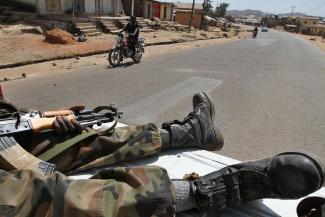 picture-alliance/dpa In January 2010, soldiers patrolled the streets of Jos after communal violence had claimed more than 300 lives.