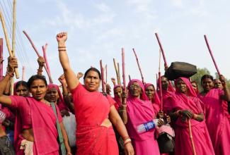 Zigtausende NGOs helfen Menschen in Indien, ihre Rechte durchzusetzen, etwa diesen Frauen in Uttar Pradesh, die gegen gewalttätige Männer, Korruption und polizeiliche Willkür kämpfen.