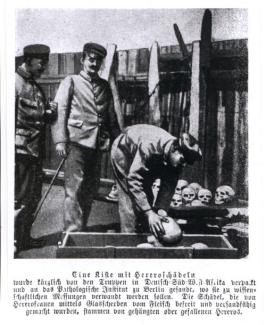 Historische Postkarte von 1907 mit deutschen Soldaten und Schädeln getöteter Herero.