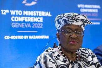 Auch nach aktuellen Verhandlungserfolgen wirkt die WTO noch wackelig: Generaldirektorin Ngozi Okonjo-Iweala im Juni in Genf.