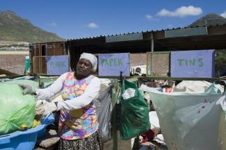 Recycling wie hier in Kapstadt, Südafrika, muss in einer ökologischen Wirtschaftsweise mehr Bedeutung erlangen.