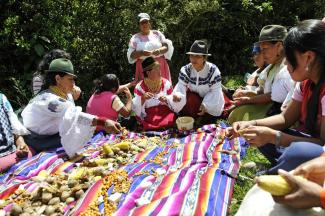 Indigene Gemeinde in Ecuador beim gemeinsamen Mahl.