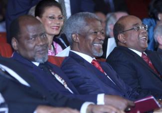 Former Mozambican President Joaquim Alberto Chissano (l), former UN Secretary-General Kofi Annan (c) and British-Sudanese businessman Mo Ibrahim (r) participate in the inaugural Mo Ibrahim Prize for Achievement in African Leadership in Alexandria in late 2007.