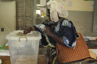 Wählerin in Dakar.