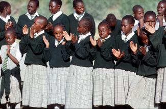 In Grundschulen ist ­Geschlechterparität ­weltweit erreicht: Kenianische Schulmädchen.