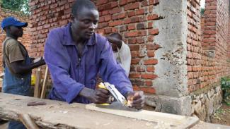 In the reintegration programme “rebound” of World Vision, former child soldiers receive training to become carpenters.