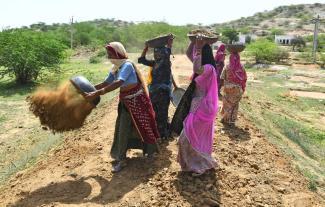 picture alliance / Pacific Press / Sumit Saraswat Beneficiaries of India’s MGNREGA, the Mahatma Gandhi National Rural Employment Guarantee Act.