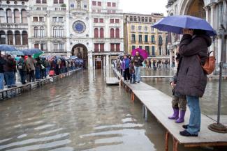 Gintenreiter/picture-alliance/dpa Half of Thailand was under water in the fall of 2011. St. Mark’s Square in Venice was flooded as well.