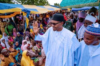 Präsident Buhari besucht 2019 ein Vertriebenenlager in Katsina.