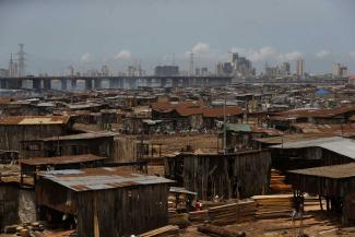 Sägewerk in einem Slum von Lagos.