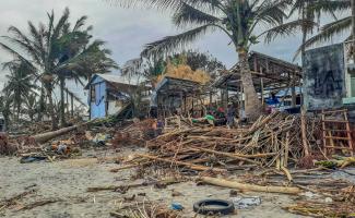 picture alliance / Xinhua News Agency / Handout Photo Versicherungen können schlimme Schäden abmildern: Verwüstungen durch Taifun Rai auf den Philippinen Ende 2021.