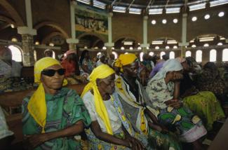 In Burundi spielen die Kirchen eine wichtige Rolle; der Zivile Friedensdienst arbeitet mit ihnen zusammen. Die Ehemänner dieser Witwen in einer ­Kirche in Bujumbura starben im ­Bürgerkrieg.