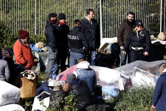 Cecilia Fabiano/picture-alliance/ZUMAPRESS.com Eviction of a Sinti community from an industrial site in Rome in 2019.