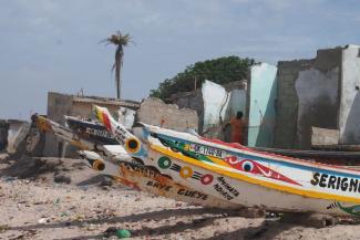 Im Fischerdorf Bargny im Senegal ist die vorderste Häuserreihe an der Küste erst unterspült worden und dann abgebrochen.